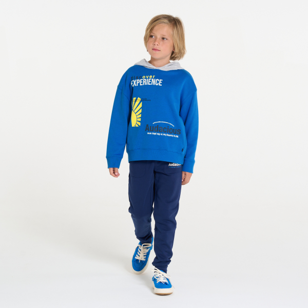 سويت شيرت بطبعة رسالة باللون الأزرق للفتيان.